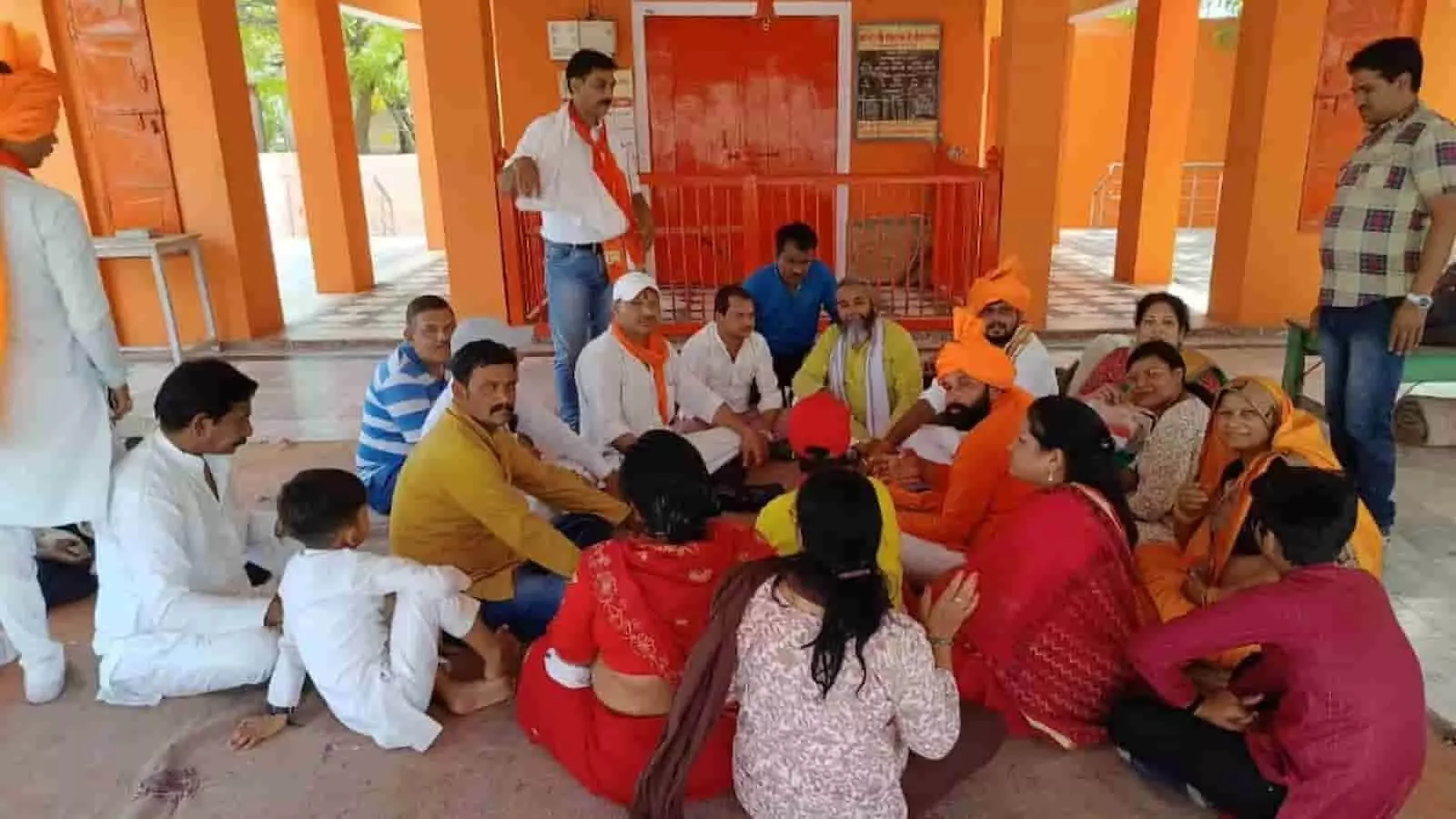 सवाई माधोपुर के सीताराम मंदिर में गौ सेवा के लिए बैठक करते लोग। सवाई माधोपुर के सीताराम मंदिर में गौ सेवा के लिए बैठक करते लोग।