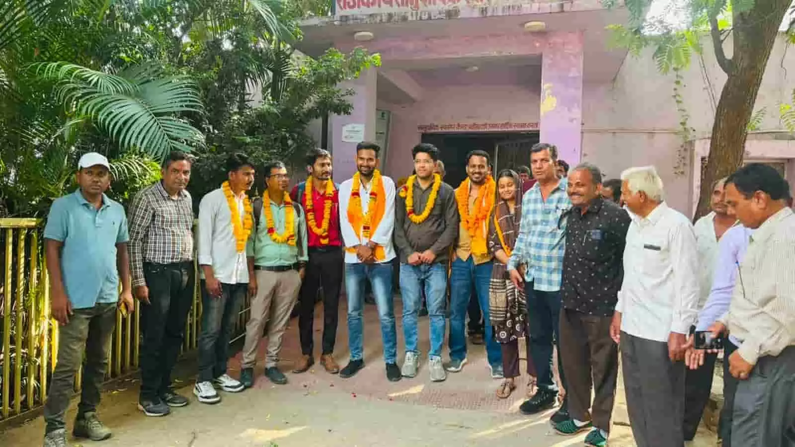 चिकित्सालय भवन के बाहर माला पहने नव-नियुक्त नर्सिंग कर्मियों का समूह कैमरे के सामने पोज देते हुए। चिकित्सालय भवन के बाहर माला पहने नव-नियुक्त नर्सिंग कर्मियों का समूह कैमरे के सामने पोज देते हुए।