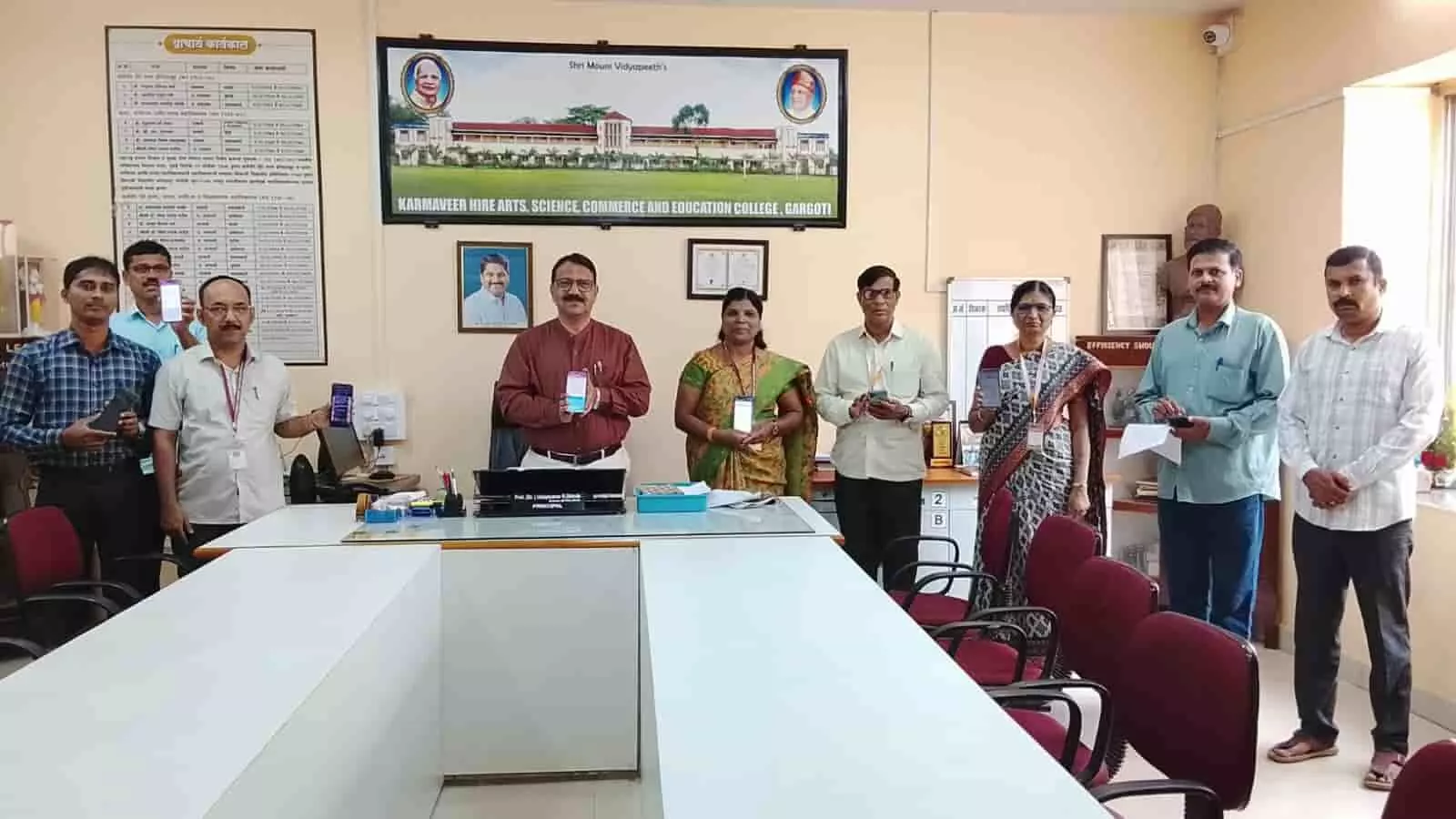 कोल्हापूरच्या महाविद्यालयातील प्राध्यापक ऑनलाइन क्विझच्या उद्घाटन कार्यक्रमात सहभागी होताना दिसत आहेत.