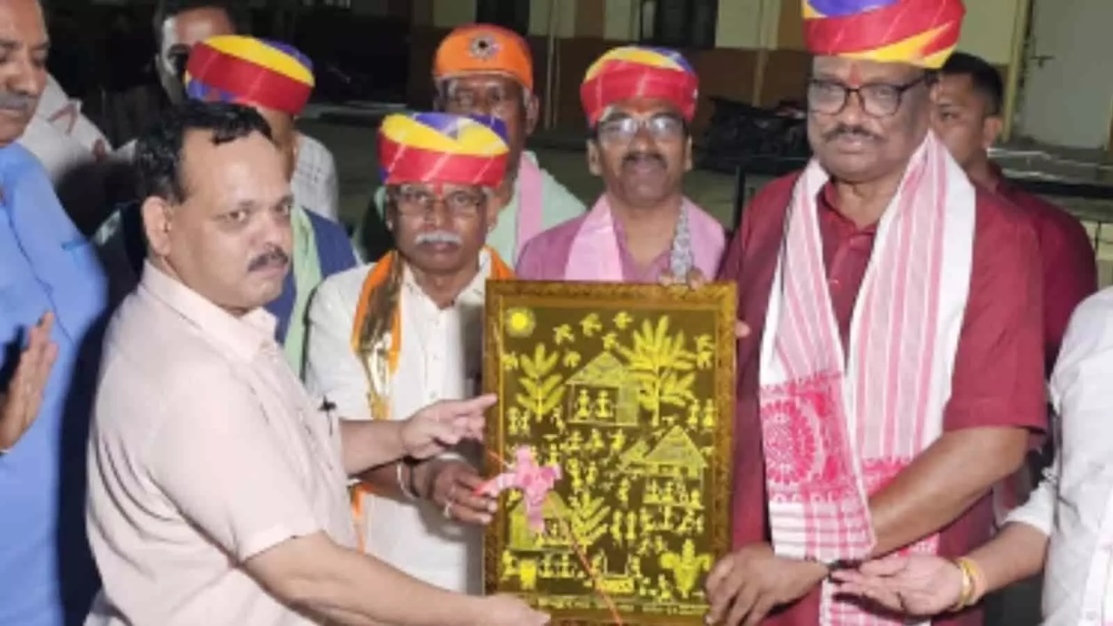 केंद्रीय मंत्री दुर्गादास उइके को खेरवाड़ा ईएमआरएस में स्मृति चिन्ह भेंट किया जा रहा है। केंद्रीय मंत्री दुर्गादास उइके को खेरवाड़ा ईएमआरएस में स्मृति चिन्ह भेंट किया जा रहा है।