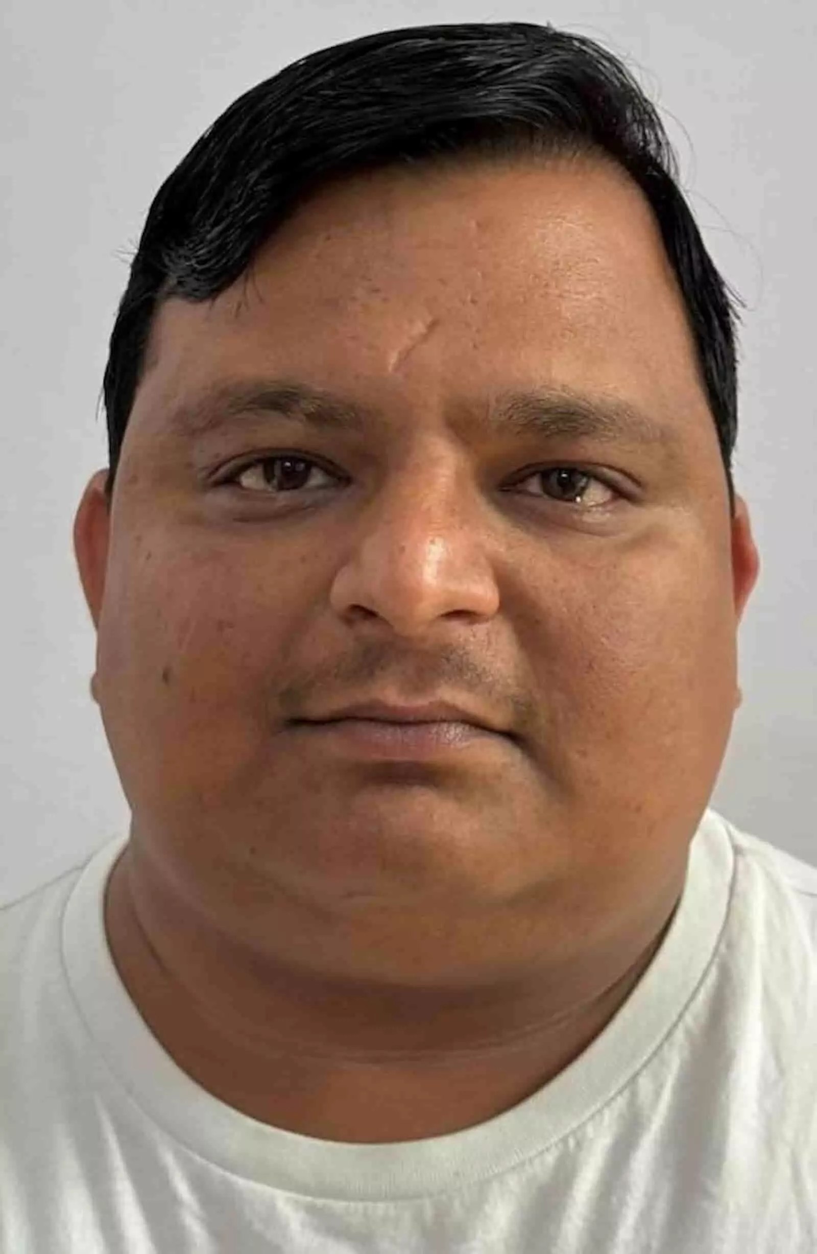 तस्वीर में अधिशासी अधिकारी दीपक चौहान एक सफेद टी-शर्ट पहने हुए दिखाई दे रहे हैं। तस्वीर में अधिशासी अधिकारी दीपक चौहान एक सफेद टी-शर्ट पहने हुए दिखाई दे रहे हैं।