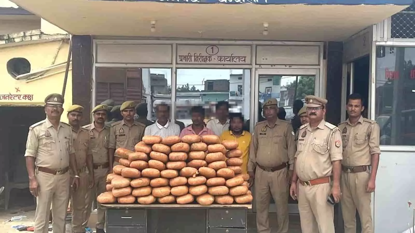 अलीनगर पुलिस स्टेशन के सामने बरामद गांजे और गिरफ्तार आरोपियों की तस्वीर। अलीनगर पुलिस स्टेशन के सामने बरामद गांजे और गिरफ्तार आरोपियों की तस्वीर।