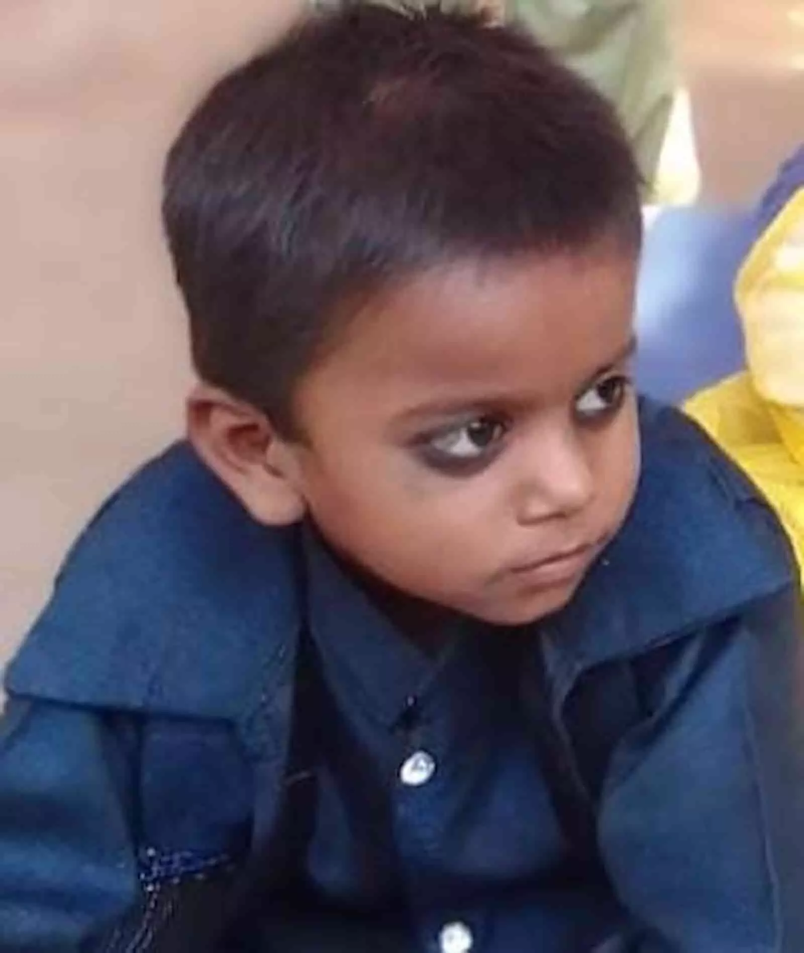 तस्वीर में एक छोटा बच्चा नीले रंग की शर्ट पहने हुए दिखाई दे रहा है। तस्वीर में एक छोटा बच्चा नीले रंग की शर्ट पहने हुए दिखाई दे रहा है।