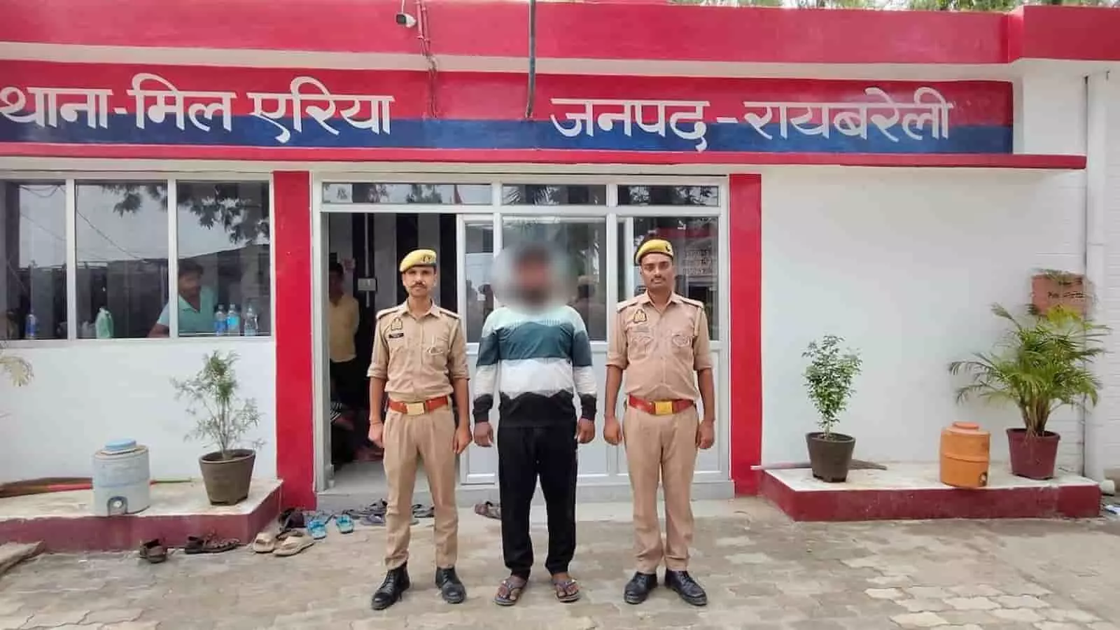 मिलएरिया थाना रायबरेली के बाहर पुलिस हिरासत में खड़ा आरोपी और सुरक्षाकर्मी। मिलएरिया थाना रायबरेली के बाहर पुलिस हिरासत में खड़ा आरोपी और सुरक्षाकर्मी।