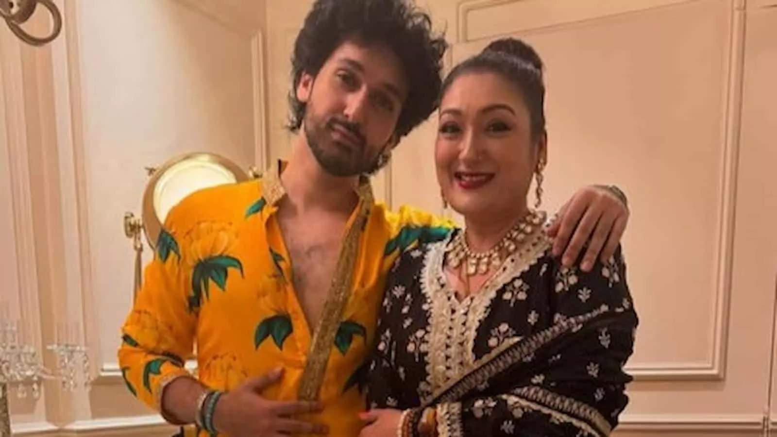सुनीता आहूजा और यश आहूजा एक साथ खड़े होकर तस्वीर के लिए पोज दे रहे हैं। सुनीता आहूजा और यश आहूजा एक साथ खड़े होकर तस्वीर के लिए पोज दे रहे हैं।