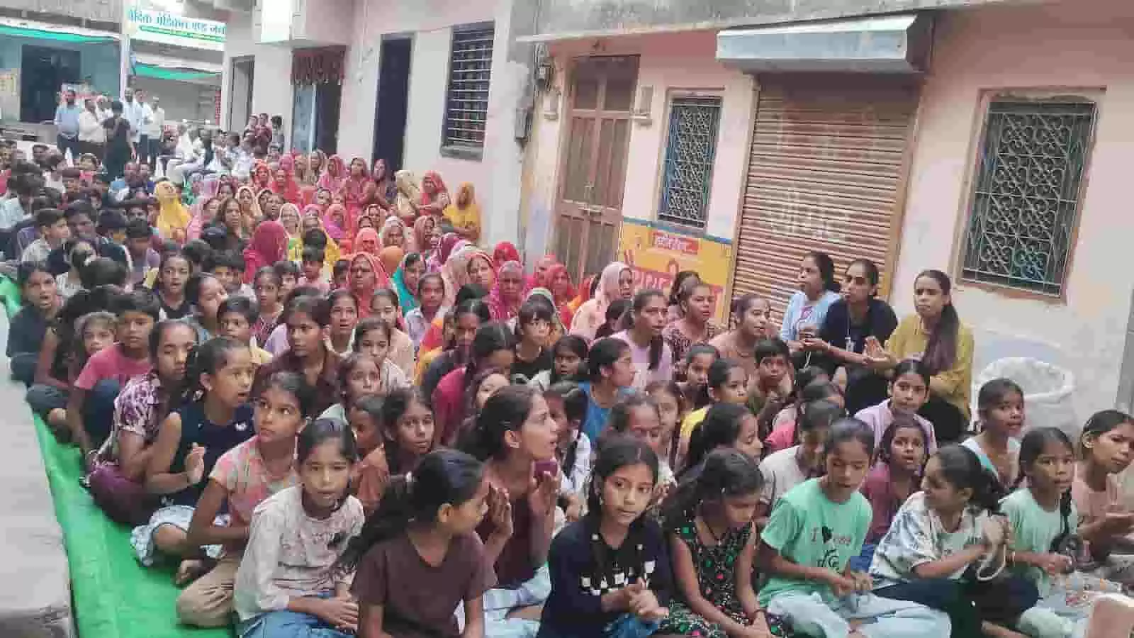 बड़ी सादड़ी में रामधुन कार्यक्रम के दौरान सामूहिक रूप से बैठे हुए बच्चे और श्रद्धालु। बड़ी सादड़ी में रामधुन कार्यक्रम के दौरान सामूहिक रूप से बैठे हुए बच्चे और श्रद्धालु।