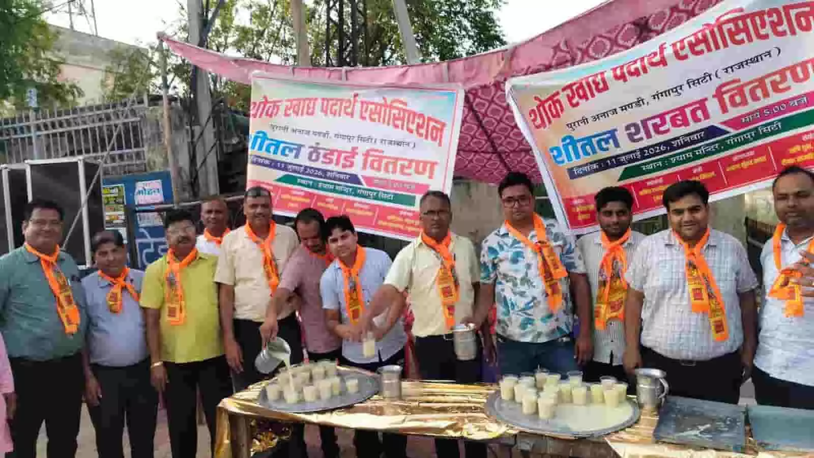 थोक खाद्य पदार्थ एसोसिएशन के सदस्य गंगापुर सिटी के मंदिर में ठंडाई बांट रहे हैं। थोक खाद्य पदार्थ एसोसिएशन के सदस्य गंगापुर सिटी के मंदिर में ठंडाई बांट रहे हैं।