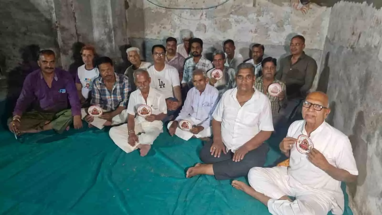 आयोजन समिति के सदस्य और श्रद्धालु आमेट में रथयात्रा की तैयारियों हेतु बैठे हैं। आयोजन समिति के सदस्य और श्रद्धालु आमेट में रथयात्रा की तैयारियों हेतु बैठे हैं।