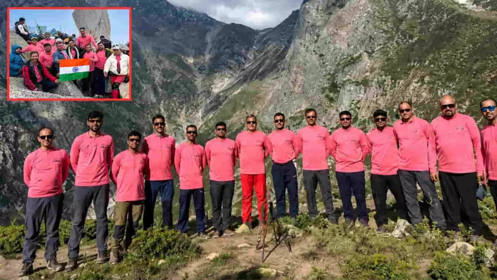 पश्चिमी रेलवे के सदस्य गुलाबी टी-शर्ट पहने हिमाचल प्रदेश के पहाड़ों में खड़े हैं।