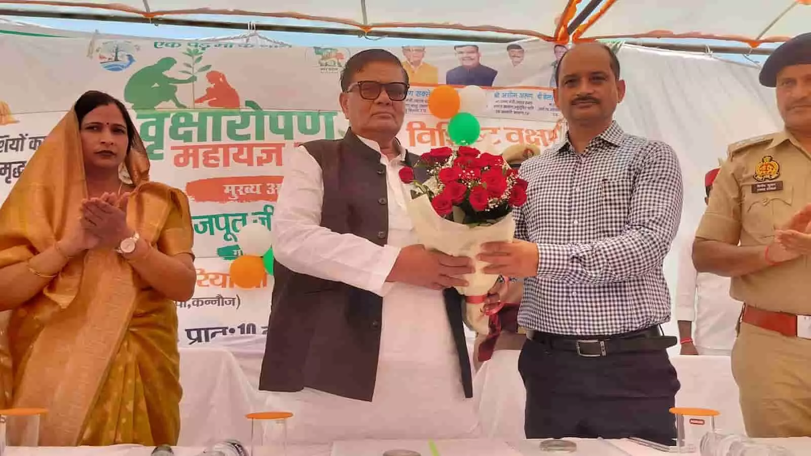 राज्य मंत्री और जनप्रतिनिधि कन्नौज में एक पेड़ माँ के नाम अभियान में पौधरोपण कर रहे हैं। राज्य मंत्री और जनप्रतिनिधि कन्नौज में एक पेड़ माँ के नाम अभियान में पौधरोपण कर रहे हैं।