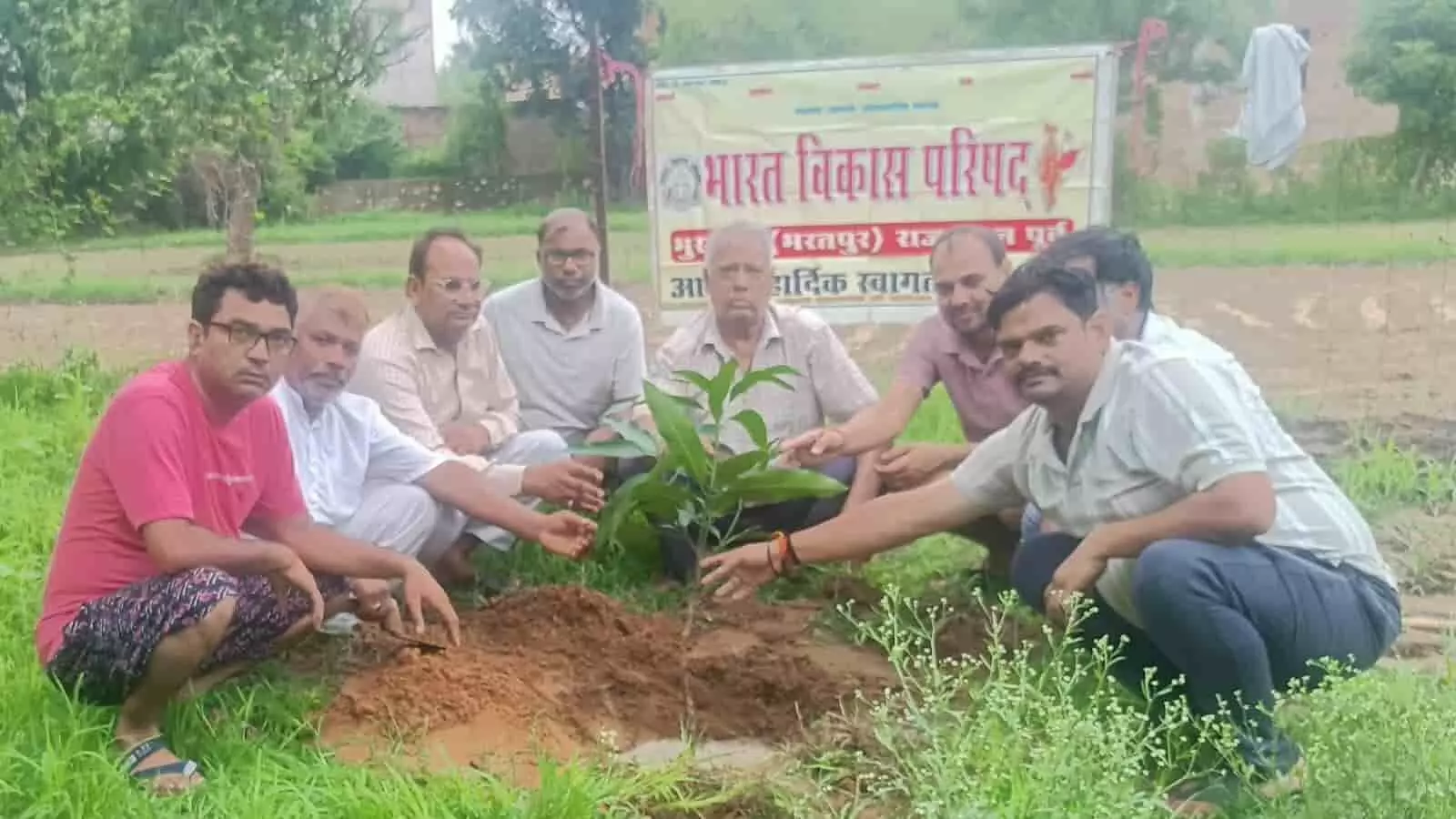 भारत विकास परिषद के सदस्य भुसावर में एक फार्म हाउस पर पौधारोपण कर रहे हैं। भारत विकास परिषद के सदस्य भुसावर में एक फार्म हाउस पर पौधारोपण कर रहे हैं।