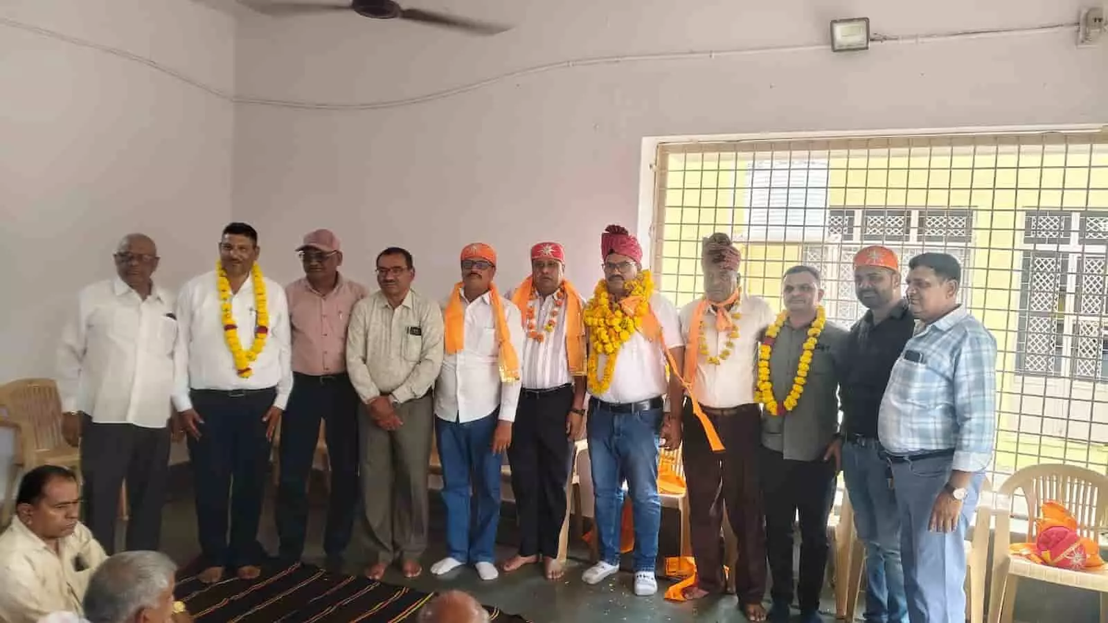 खेरवाड़ा में सम्मानित होते हुए समाज के नवनिर्वाचित पदाधिकारी और उपस्थित गणमान्य व्यक्ति। खेरवाड़ा में सम्मानित होते हुए समाज के नवनिर्वाचित पदाधिकारी और उपस्थित गणमान्य व्यक्ति।