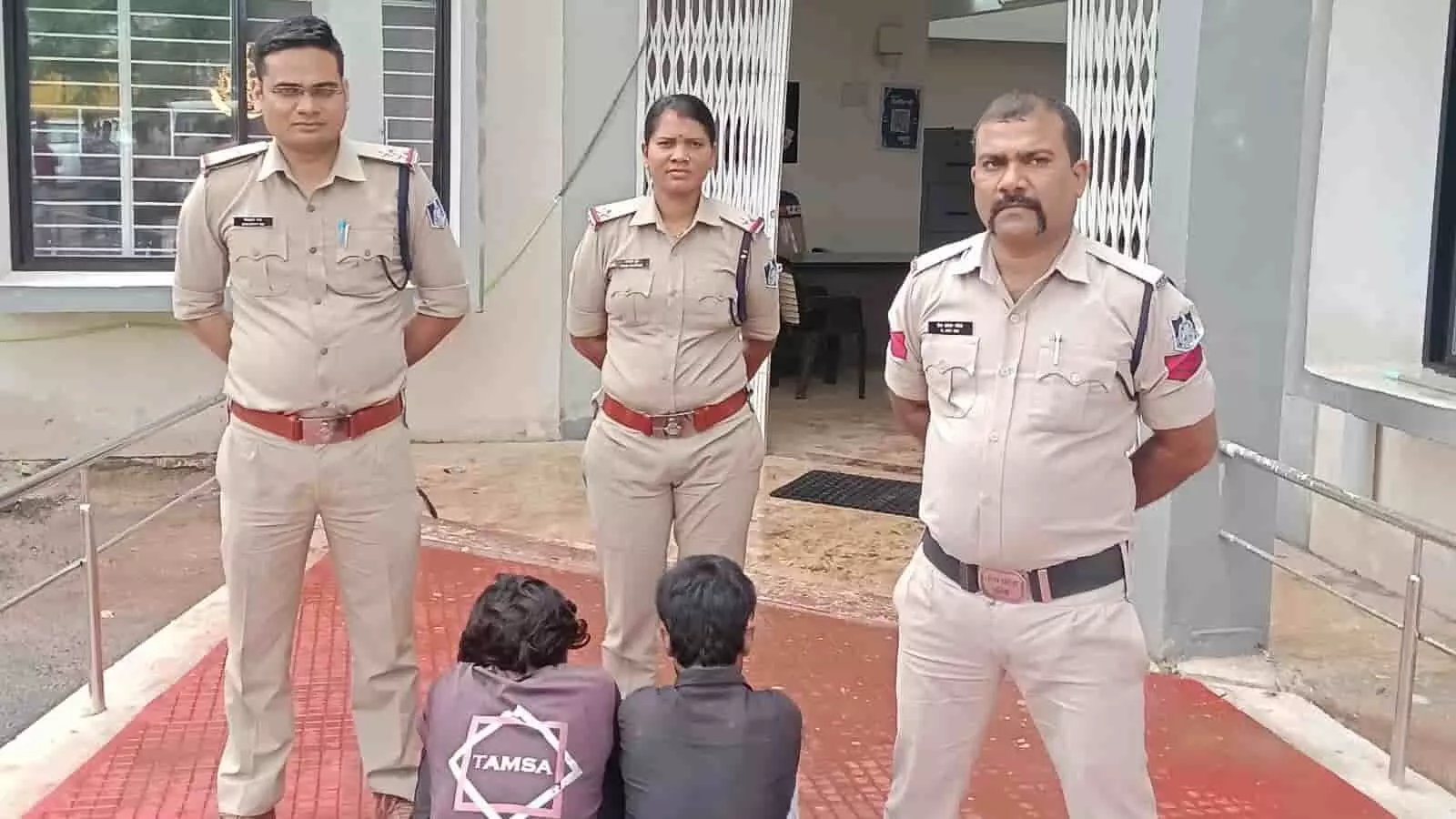 स्लीमनाबाद थाने के बाहर पुलिस अधिकारियों के साथ हिरासत में बैठे दो आरोपी।