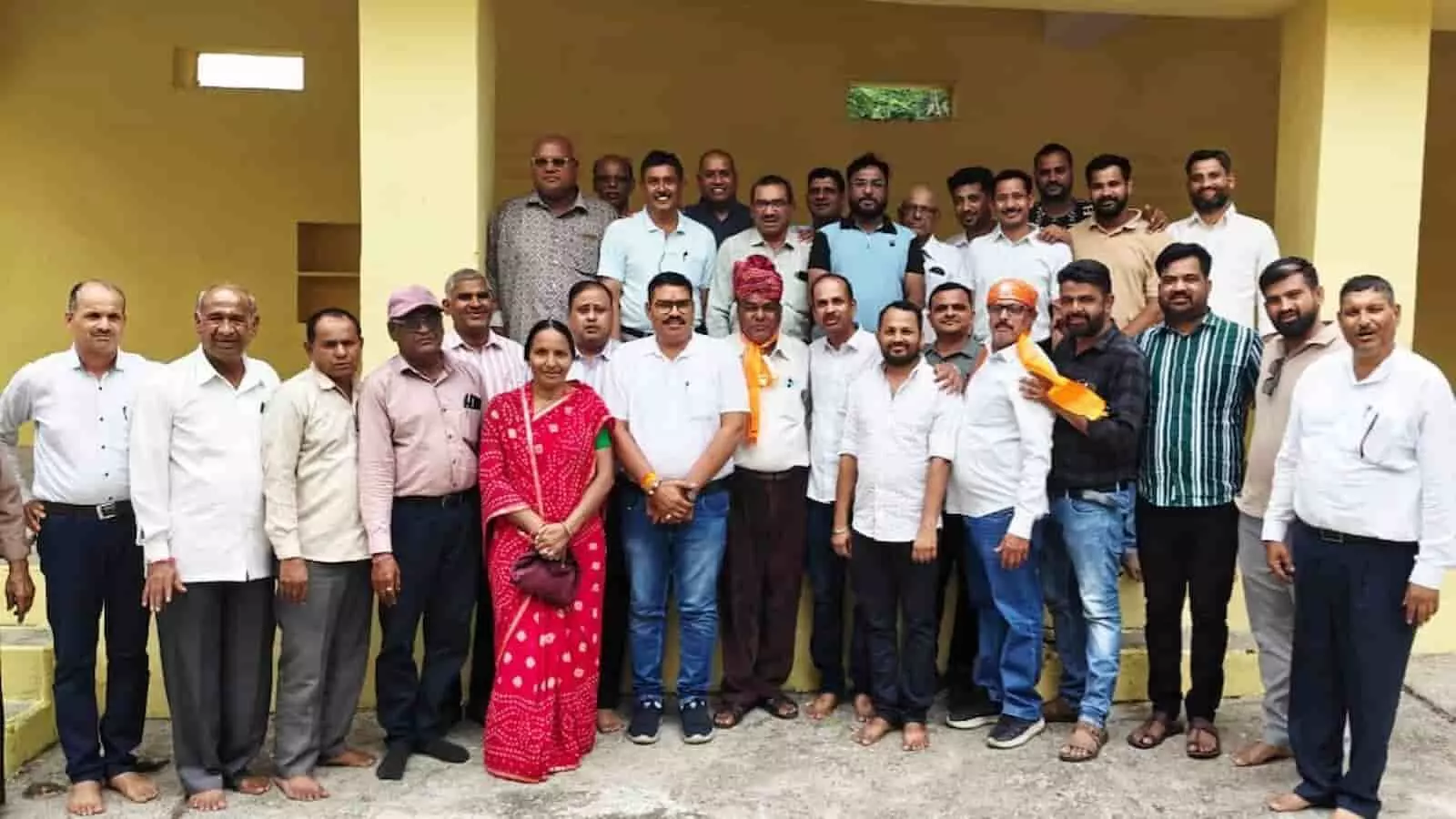 खेरवाड़ा मंदिर परिसर में समाज के नवनिर्वाचित पदाधिकारियों के स्वागत समारोह में उपस्थित सदस्य। खेरवाड़ा मंदिर परिसर में समाज के नवनिर्वाचित पदाधिकारियों के स्वागत समारोह में उपस्थित सदस्य।