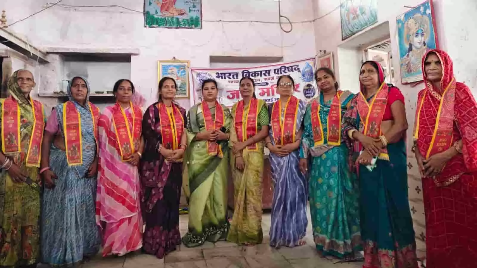 सवाई माधोपुर के बिजासन माता मंदिर में बैठी महिलाएं मंदिर विकास बैठक के दौरान। सवाई माधोपुर के बिजासन माता मंदिर में बैठी महिलाएं मंदिर विकास बैठक के दौरान।