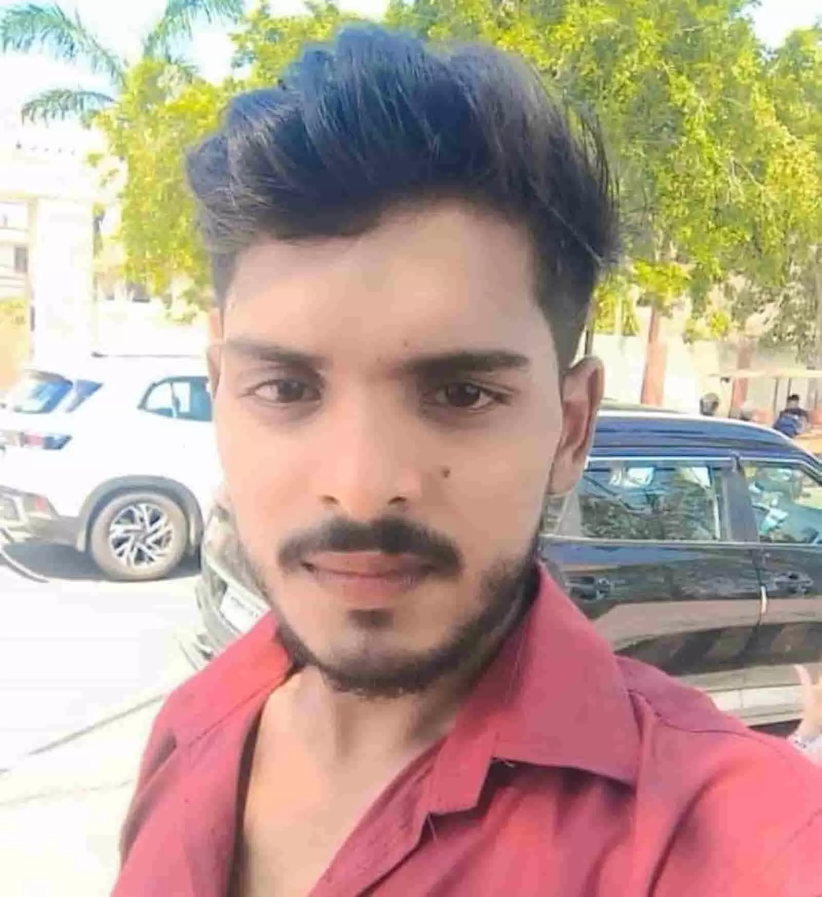 लाल शर्ट पहने कुलदीप शाक्य का चेहरा दिखाई दे रहा है। लाल शर्ट पहने कुलदीप शाक्य का चेहरा दिखाई दे रहा है।