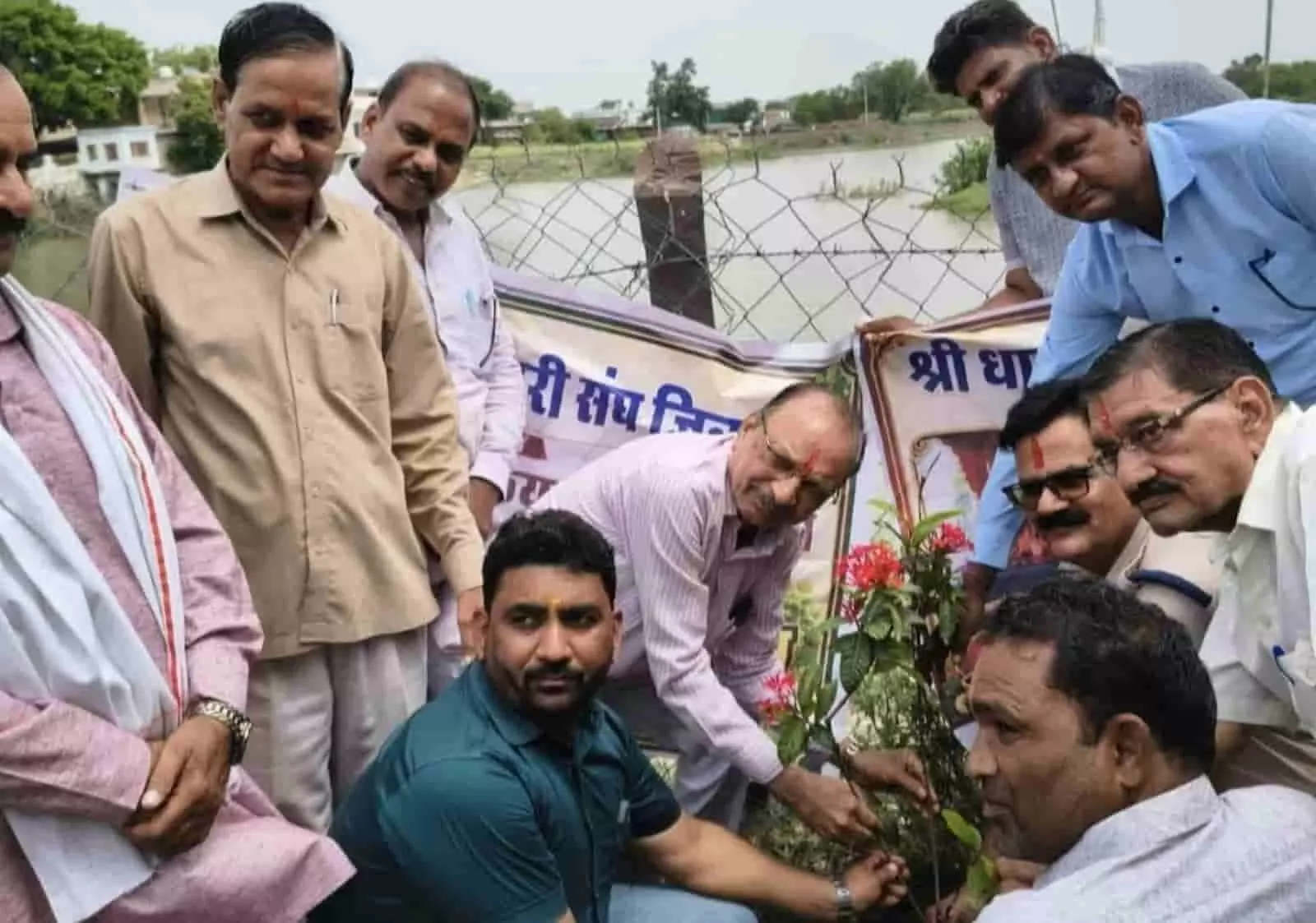 श्री धाकड़ कर्मचारी संघ के सदस्य बारां में एक पौधा लगाते हुए नजर आ रहे हैं। श्री धाकड़ कर्मचारी संघ के सदस्य बारां में एक पौधा लगाते हुए नजर आ रहे हैं।
