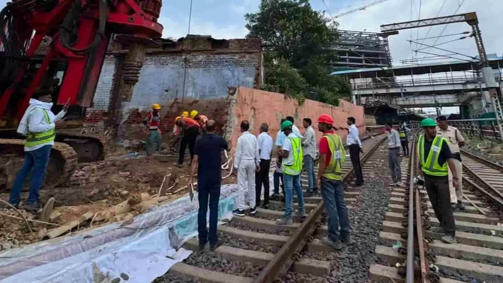 रेलवे ट्रैक के पास निर्माणाधीन दक्षिण एलिवेटेड रोड का निरीक्षण करते अधिकारी और कर्मचारी। रेलवे ट्रैक के पास निर्माणाधीन दक्षिण एलिवेटेड रोड का निरीक्षण करते अधिकारी और कर्मचारी।