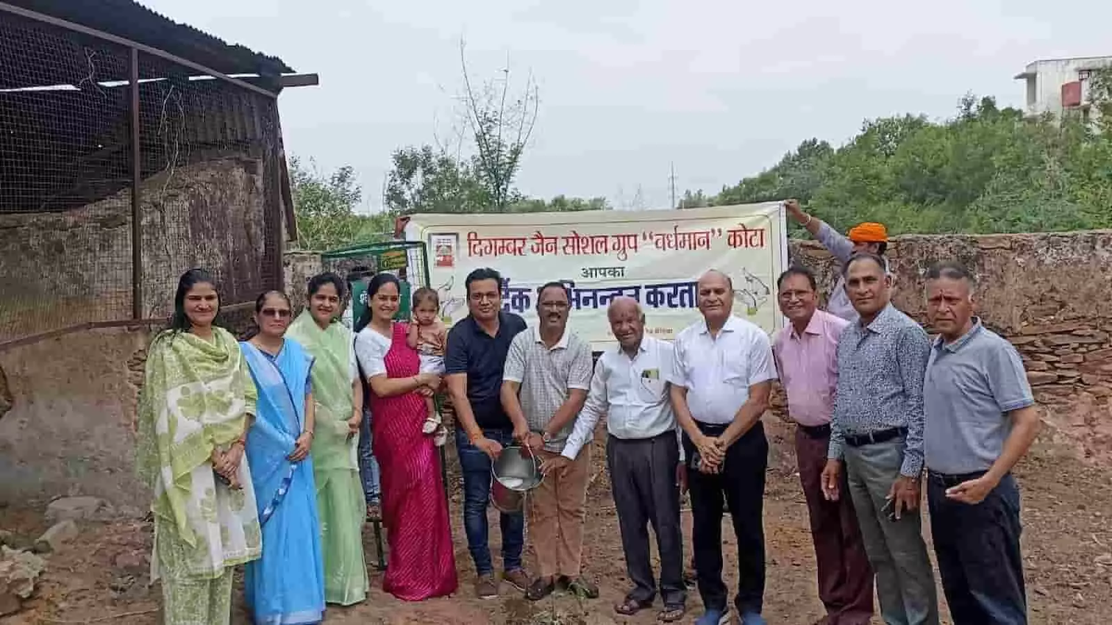 दिगंबर जैन सोशल ग्रुप के सदस्य कोटा के मंदिर परिसर में पौधे लगा रहे हैं। दिगंबर जैन सोशल ग्रुप के सदस्य कोटा के मंदिर परिसर में पौधे लगा रहे हैं।