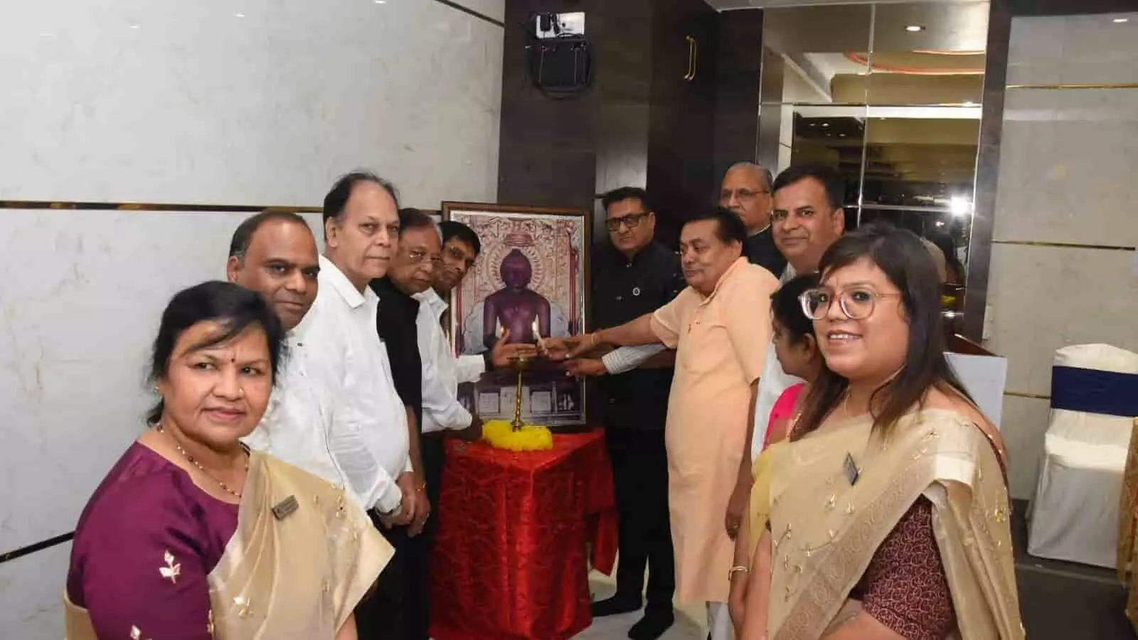 कार्यक्रम के दौरान दीप प्रज्वलित करते हुए जैन सोश्यल ग्रुप्स के पदाधिकारी और सदस्य। कार्यक्रम के दौरान दीप प्रज्वलित करते हुए जैन सोश्यल ग्रुप्स के पदाधिकारी और सदस्य।