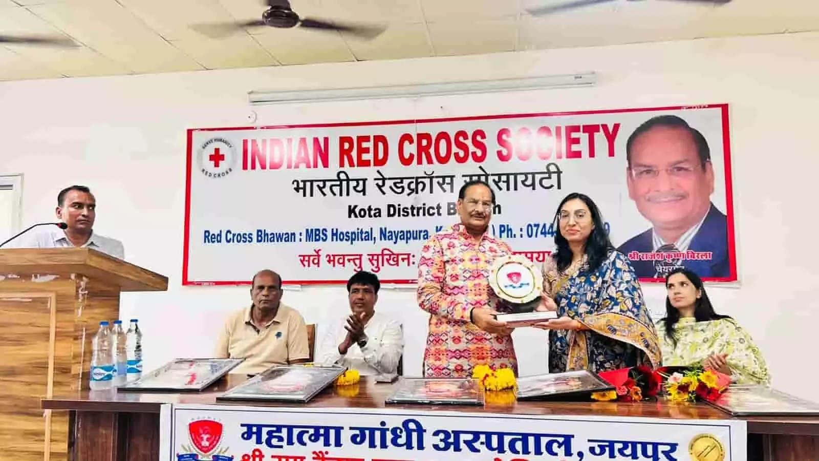 कोटा में रेड क्रॉस भवन के भीतर आयोजित कार्यक्रम में अतिथियों द्वारा चिकित्सक को सम्मान दिया जा रहा है। कोटा में रेड क्रॉस भवन के भीतर आयोजित कार्यक्रम में अतिथियों द्वारा चिकित्सक को सम्मान दिया जा रहा है।