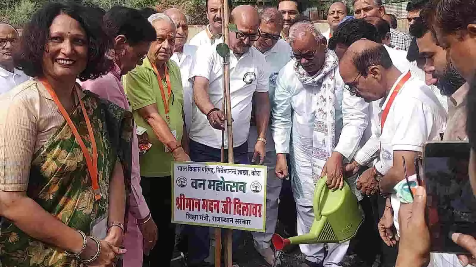 शिक्षा मंत्री मदन दिलावर कोटा के एक विद्यालय में पौधारोपण करते हुए दिख रहे हैं। शिक्षा मंत्री मदन दिलावर कोटा के एक विद्यालय में पौधारोपण करते हुए दिख रहे हैं।
