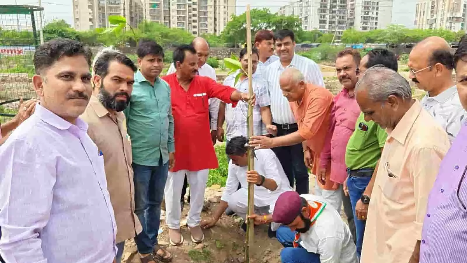 कोटा में वृक्षारोपण करते हुए राष्ट्रीय स्वयंसेवक संघ के सदस्य एवं अन्य लोग। कोटा में वृक्षारोपण करते हुए राष्ट्रीय स्वयंसेवक संघ के सदस्य एवं अन्य लोग।
