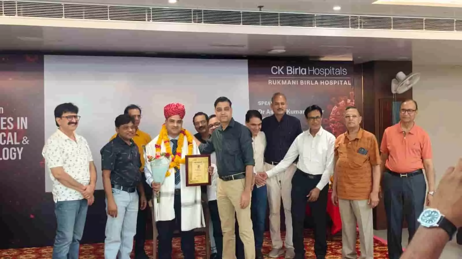 कार्यक्रम में सम्मानित होते चिकित्सक और वहां उपस्थित अन्य चिकित्सा विशेषज्ञ। कार्यक्रम में सम्मानित होते चिकित्सक और वहां उपस्थित अन्य चिकित्सा विशेषज्ञ।