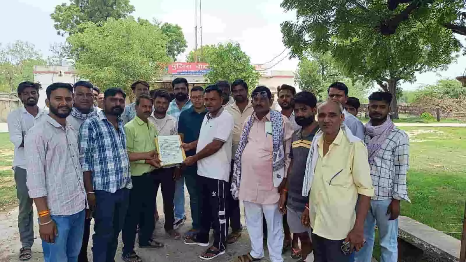 ईसरदा पुलिस चौकी के बाहर ज्ञापन सौंपते हुए स्थानीय ग्रामीण और प्रशासनिक अधिकारी। ईसरदा पुलिस चौकी के बाहर ज्ञापन सौंपते हुए स्थानीय ग्रामीण और प्रशासनिक अधिकारी।