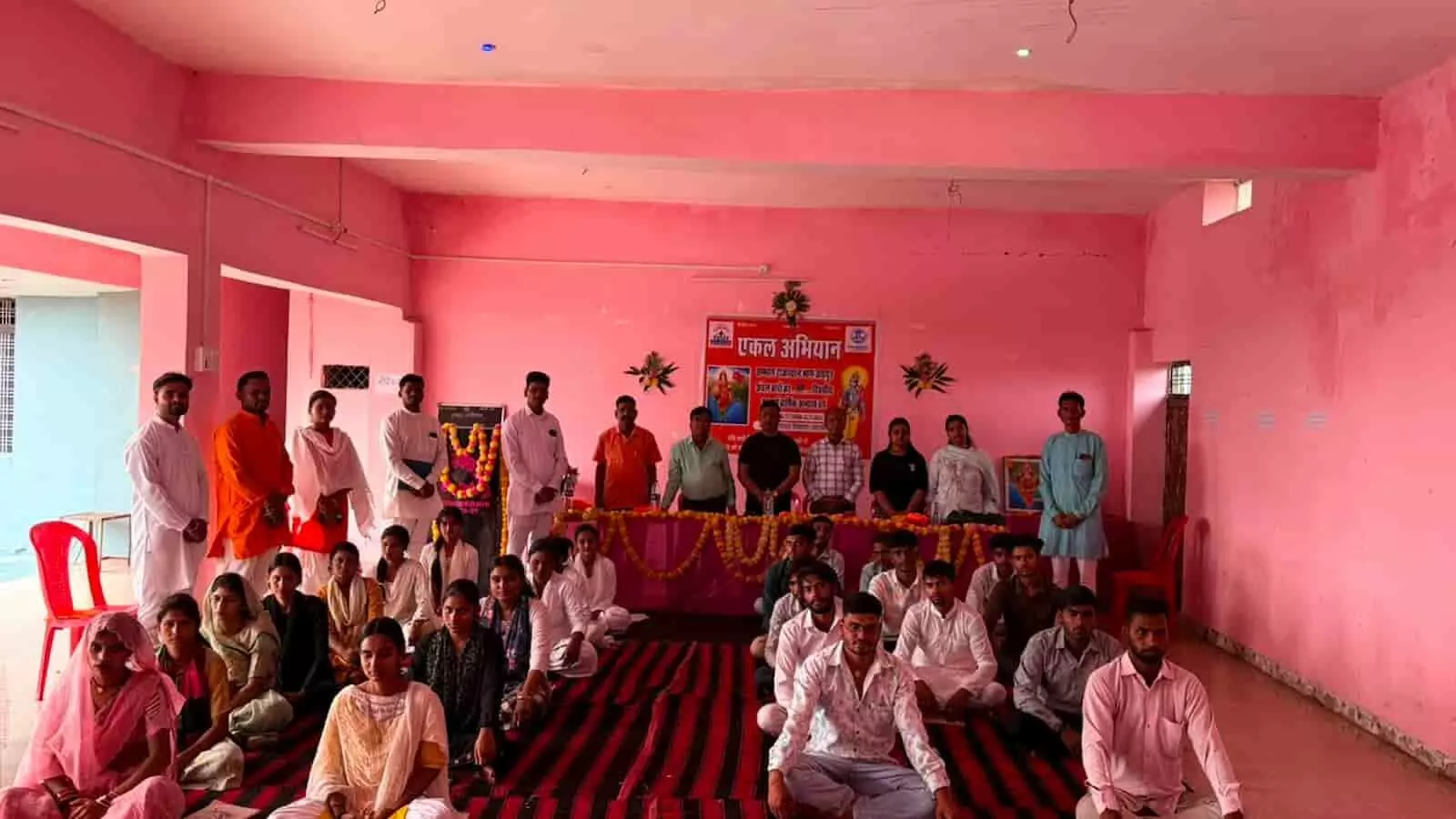 प्रशिक्षण कार्यक्रम में बैठे शिक्षक और अधिकारी बारां के एक स्कूल में। प्रशिक्षण कार्यक्रम में बैठे शिक्षक और अधिकारी बारां के एक स्कूल में।