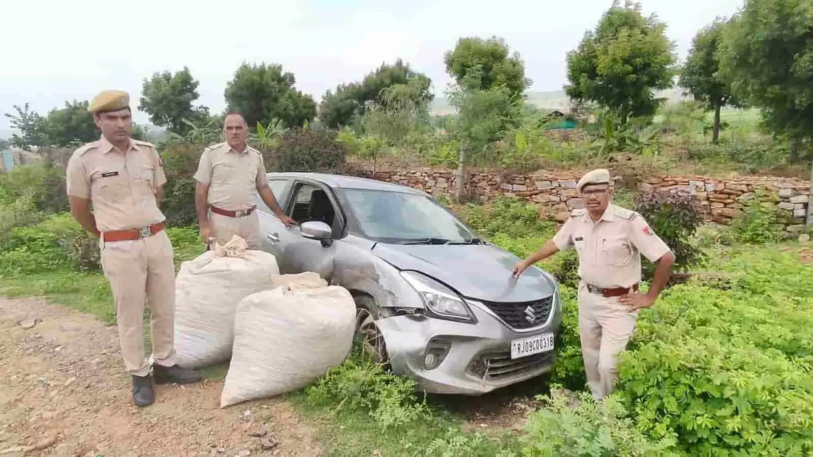 पुलिस के जवान सड़क किनारे अफीम डोडाचूरा के कट्टों और कार के साथ खड़े हैं। पुलिस के जवान सड़क किनारे अफीम डोडाचूरा के कट्टों और कार के साथ खड़े हैं।