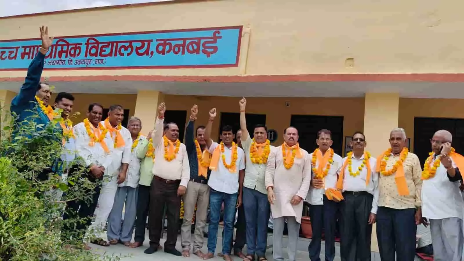 कनबई में मोड मेवाड़ा कलाल समाज के शपथ ग्रहण समारोह में मौजूद पदाधिकारी। कनबई में मोड मेवाड़ा कलाल समाज के शपथ ग्रहण समारोह में मौजूद पदाधिकारी।