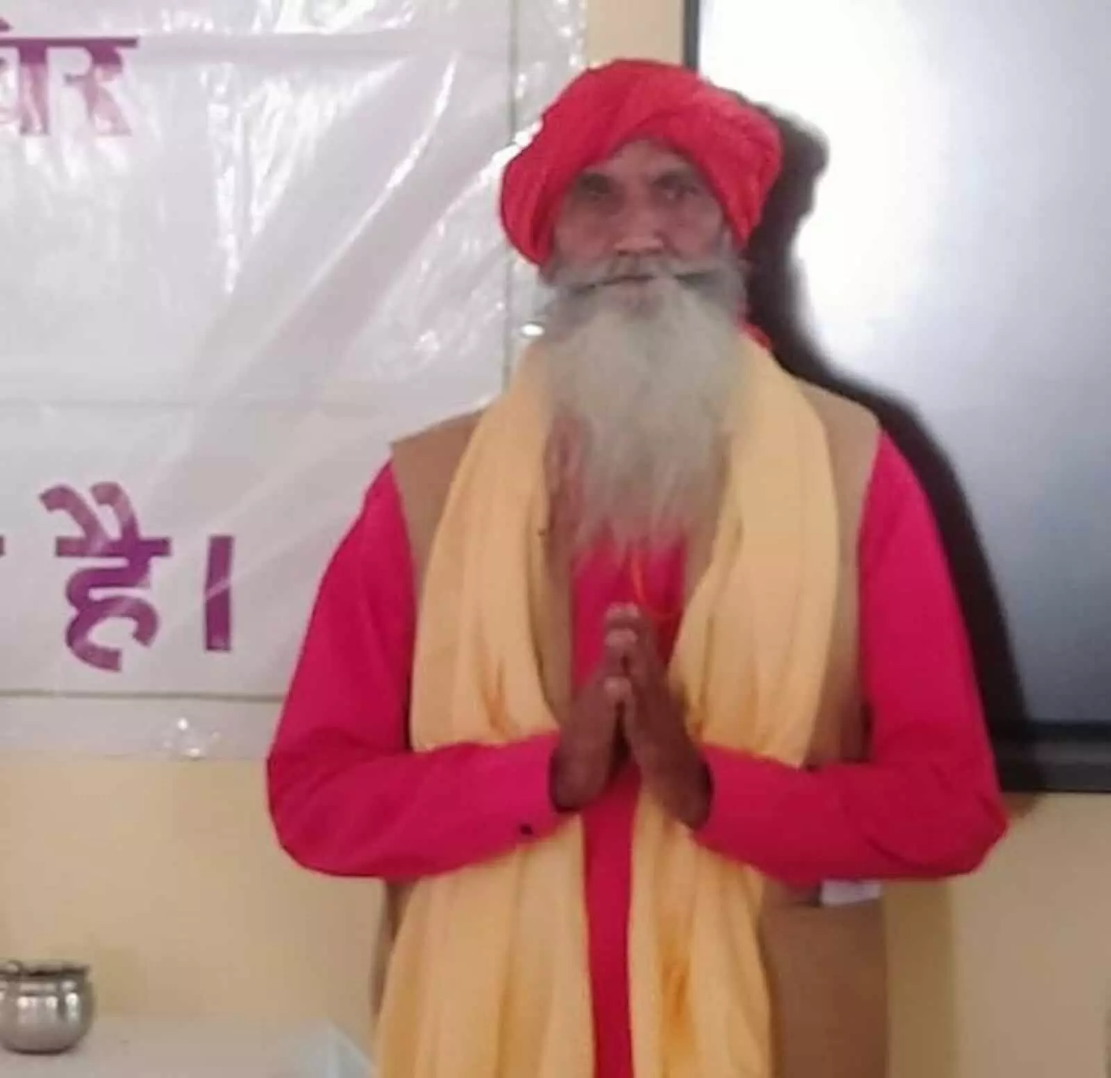 आचार्य परमानंद पारंपरिक वेशभूषा में हाथ जोड़े हुए खड़े दिखाई दे रहे हैं। आचार्य परमानंद पारंपरिक वेशभूषा में हाथ जोड़े हुए खड़े दिखाई दे रहे हैं।