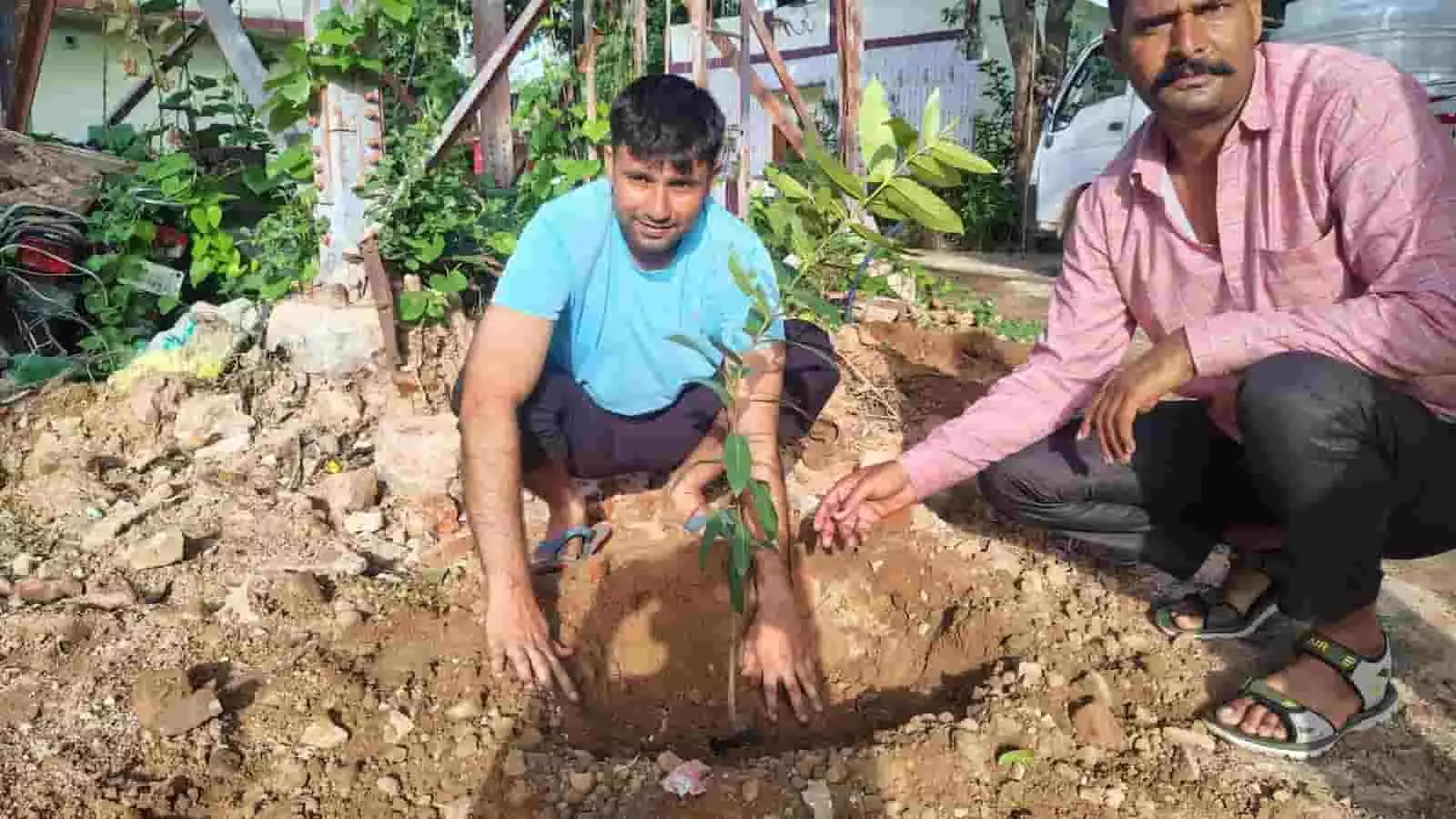 भुसावर थाना परिसर में जमीन पर बैठकर पौधा लगाते हुए पुलिसकर्मी दिखाई दे रहे हैं। भुसावर थाना परिसर में जमीन पर बैठकर पौधा लगाते हुए पुलिसकर्मी दिखाई दे रहे हैं।