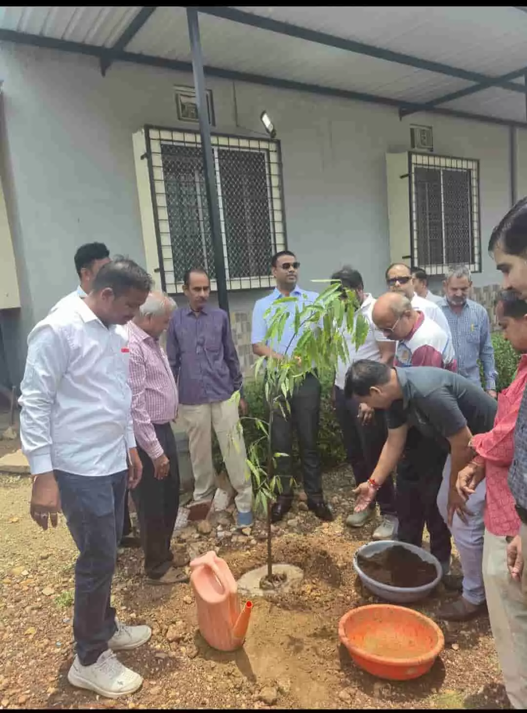 चित्तौड़गढ़ नेत्र चिकित्सालय परिसर में पुलिस अधीक्षक और सदस्य पौधारोपण कर रहे हैं।