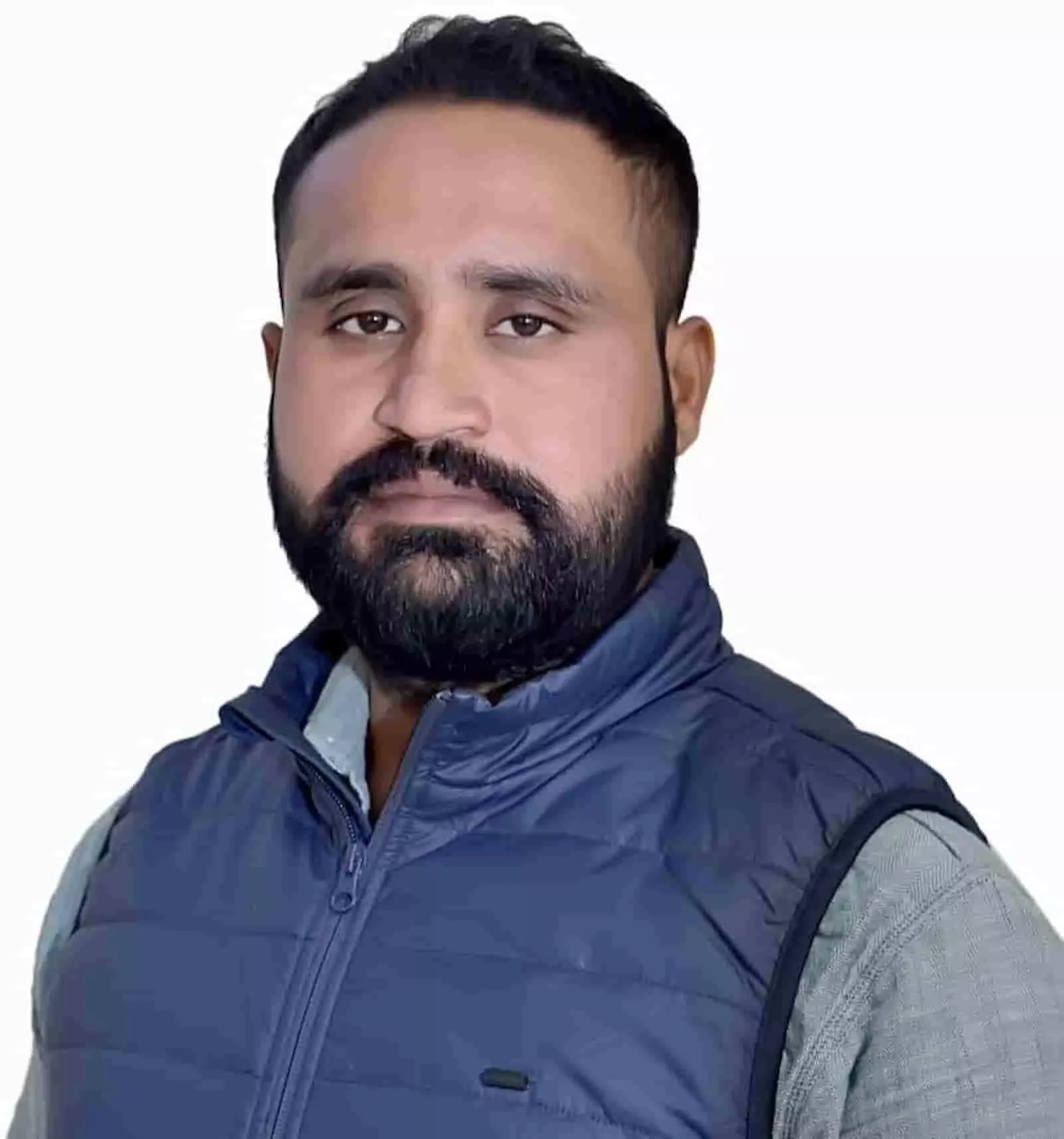 सवाई माधोपुर के कांग्रेसी नेता सलमान रंगरेज एक नीली जैकेट पहने हुए खड़े हैं। सवाई माधोपुर के कांग्रेसी नेता सलमान रंगरेज एक नीली जैकेट पहने हुए खड़े हैं।