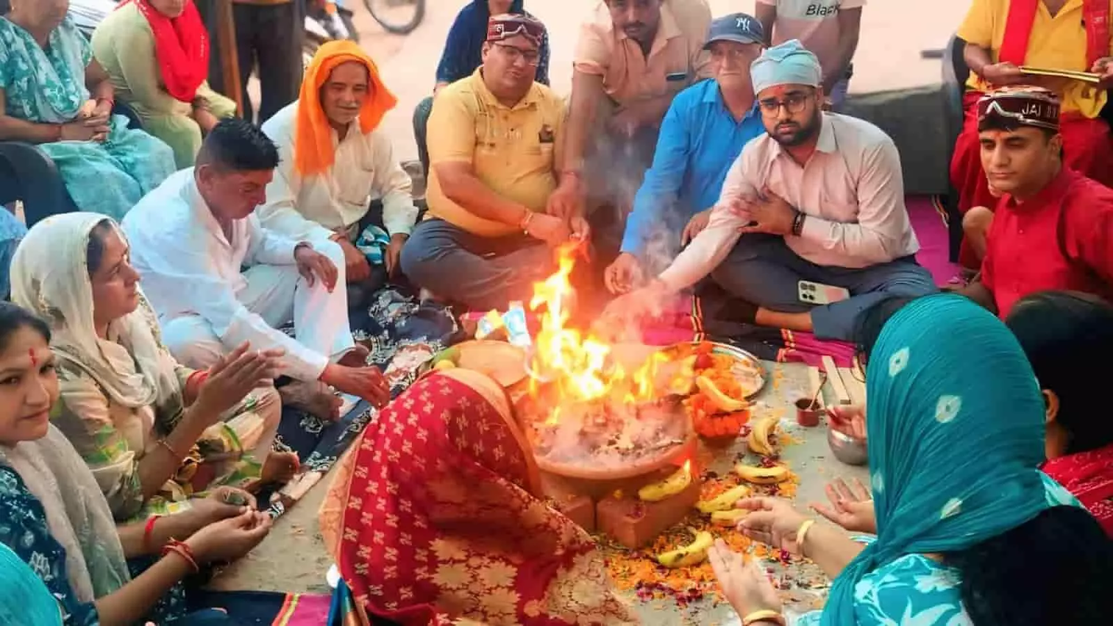 जयपुर के जयसिंहपुरा खोर स्थित मंदिर में हवन कुंड के पास बैठे श्रद्धालु। जयपुर के जयसिंहपुरा खोर स्थित मंदिर में हवन कुंड के पास बैठे श्रद्धालु।