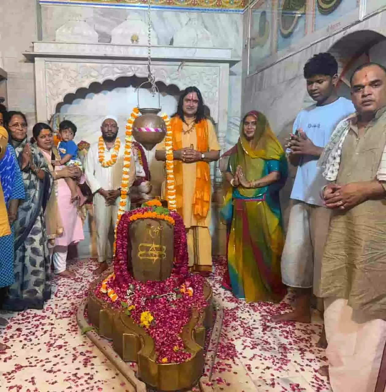 जयपुर के हाथोज धाम में शिव लिंग का रुद्राभिषेक करते श्रद्धालु और स्वामी बालमुकुंदाचार्य। जयपुर के हाथोज धाम में शिव लिंग का रुद्राभिषेक करते श्रद्धालु और स्वामी बालमुकुंदाचार्य।