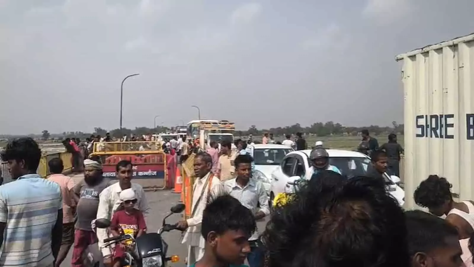 मेहंदीघाट पुल पर ट्रक हादसे के बाद प्रदर्शन करते हुए एकत्रित लोग। मेहंदीघाट पुल पर ट्रक हादसे के बाद प्रदर्शन करते हुए एकत्रित लोग।