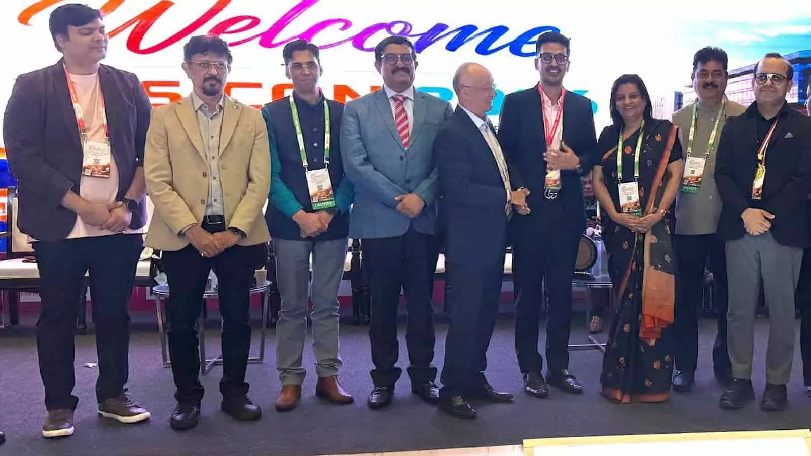 तस्वीर में डॉ. अर्नव सिंह सरोया और अन्य विशेषज्ञ मंच पर एक साथ खड़े हैं। तस्वीर में डॉ. अर्नव सिंह सरोया और अन्य विशेषज्ञ मंच पर एक साथ खड़े हैं।