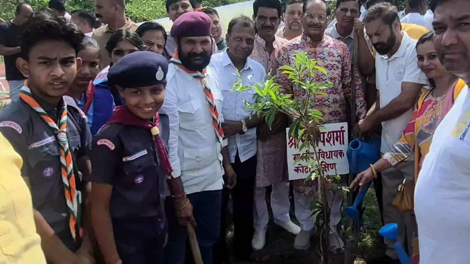 कोटा में स्काउट-गाइड द्वारा आयोजित वृक्षारोपण कार्यक्रम के दौरान उपस्थित लोग। कोटा में स्काउट-गाइड द्वारा आयोजित वृक्षारोपण कार्यक्रम के दौरान उपस्थित लोग।