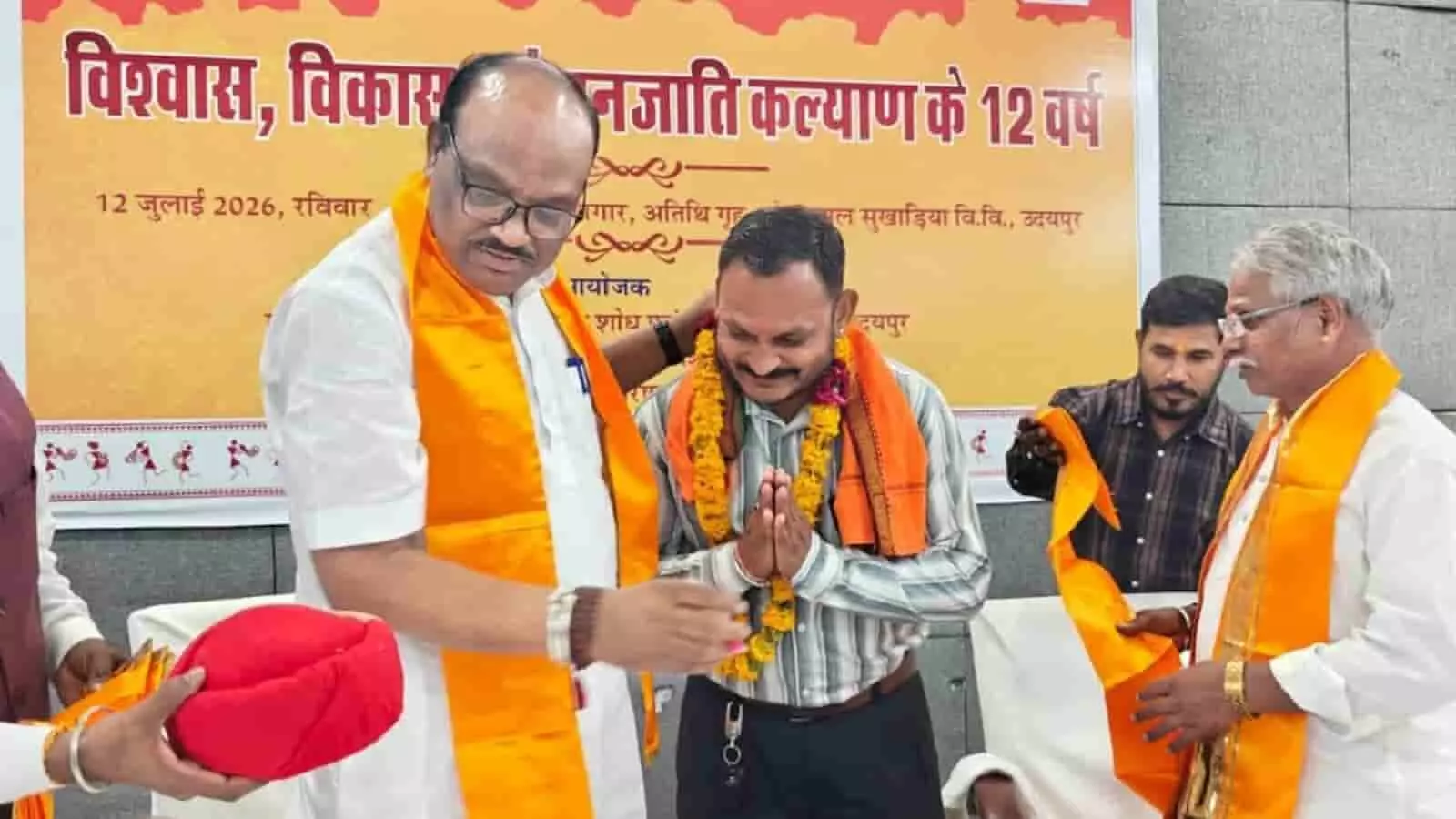 केंद्रीय मंत्री दुर्गादास उइके, पन्नालाल मीणा को माला पहनाकर स्वागत करते हुए दिख रहे हैं। केंद्रीय मंत्री दुर्गादास उइके, पन्नालाल मीणा को माला पहनाकर स्वागत करते हुए दिख रहे हैं।