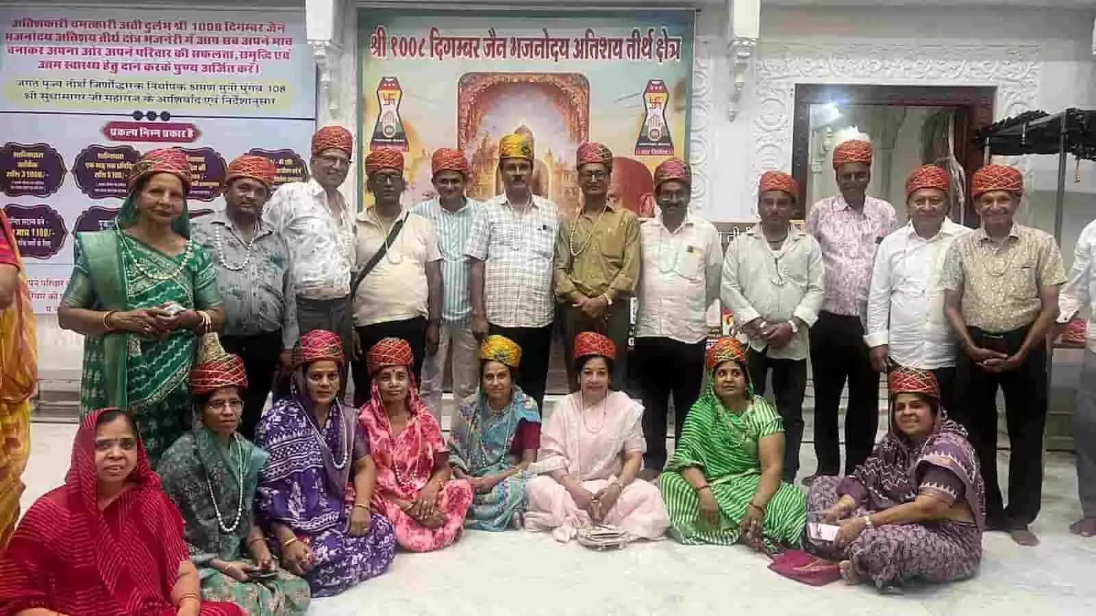कोटा जैन समाज के सदस्य बूंदी में मुनिश्री के सान्निध्य में बैठे हुए। कोटा जैन समाज के सदस्य बूंदी में मुनिश्री के सान्निध्य में बैठे हुए।