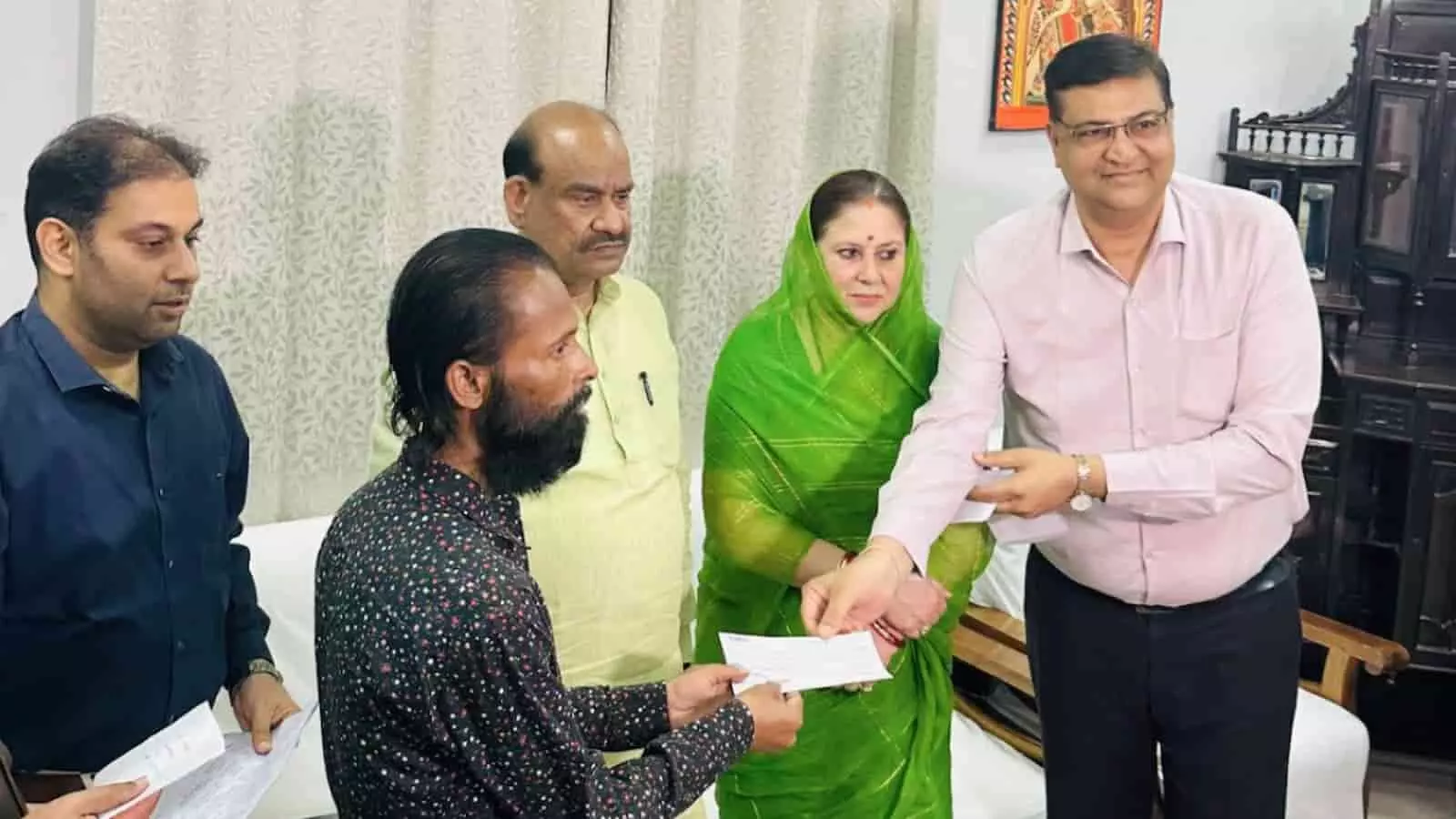 ओम बिरला और विधायक की मौजूदगी में परिजन को चेक सौंपते अधिकारी। ओम बिरला और विधायक की मौजूदगी में परिजन को चेक सौंपते अधिकारी।