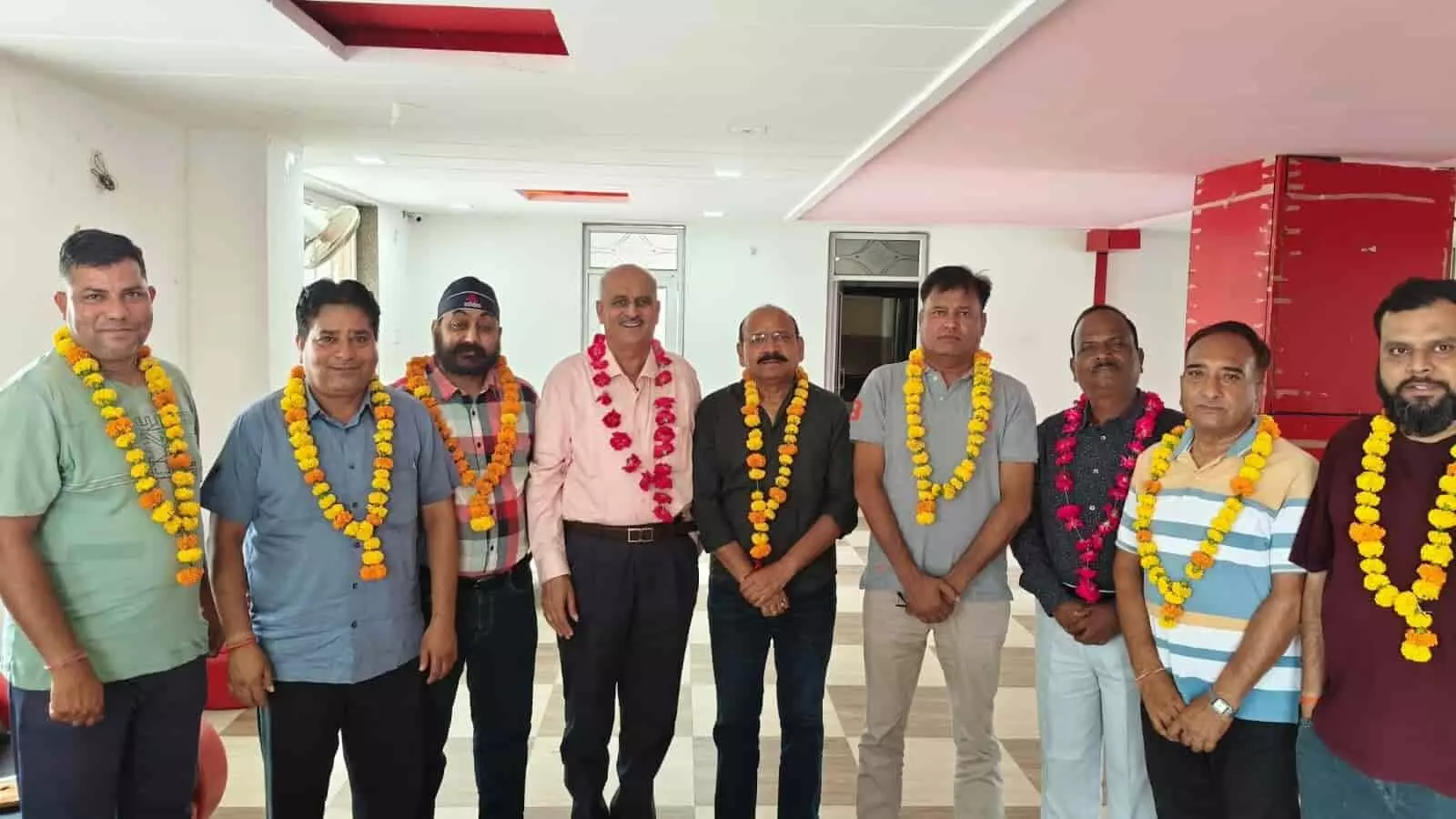 कोटा में मिलेनियम अपार्टमेंट की नवनिर्वाचित विकास समिति के सदस्य माल्यार्पण पहने खड़े हैं। कोटा में मिलेनियम अपार्टमेंट की नवनिर्वाचित विकास समिति के सदस्य माल्यार्पण पहने खड़े हैं।