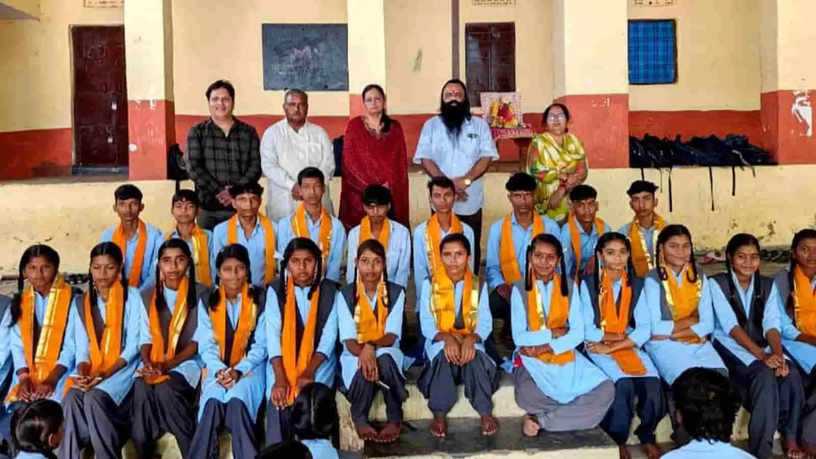 तस्वीर में स्कूल के विद्यार्थी और शिक्षक एक साथ दिखाई दे रहे हैं। तस्वीर में स्कूल के विद्यार्थी और शिक्षक एक साथ दिखाई दे रहे हैं।