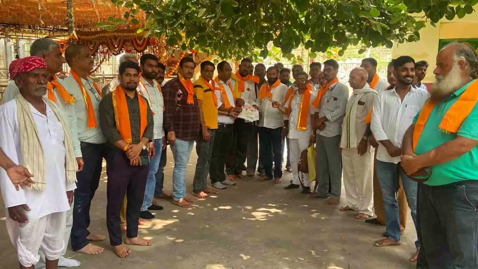कोठारिया में नवनिर्वाचित कार्यकारिणी को भूमि की रजिस्ट्री सौंपते हुए आचार्य समाज के लोग। कोठारिया में नवनिर्वाचित कार्यकारिणी को भूमि की रजिस्ट्री सौंपते हुए आचार्य समाज के लोग।