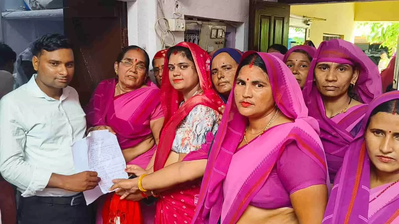 बयाना में अपनी मांगों के समर्थन में ज्ञापन सौंपती आंगनबाड़ी कार्यकर्ता और सहायिकाएं।