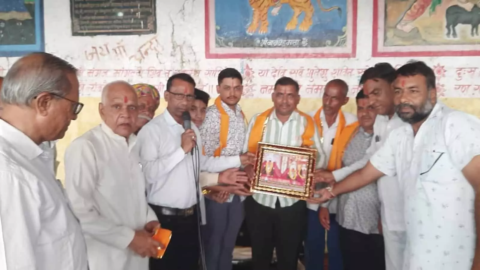 श्री चंदा माता मंदिर निकुंभ में आयोजित सत्संग के दौरान उपस्थित श्रद्धालु और सम्मान समारोह।