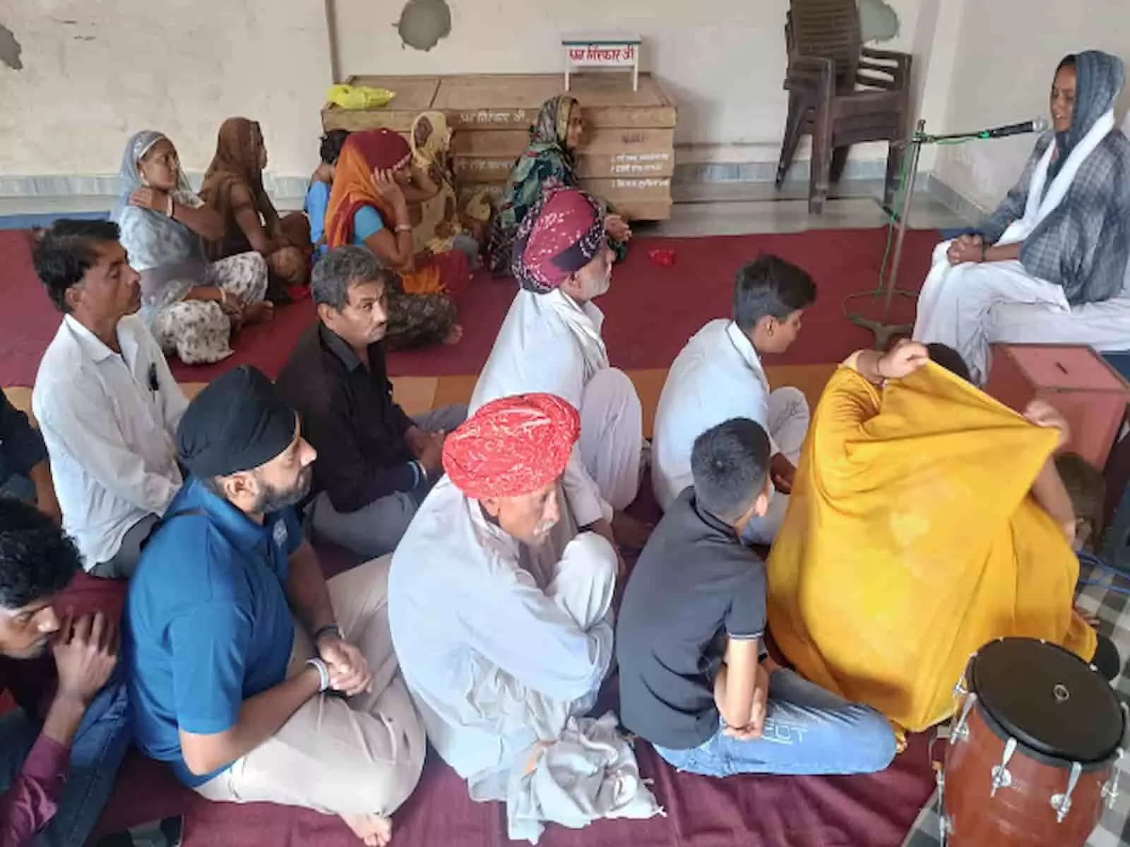 बड़ी सादड़ी में सत्संग सभा को संबोधित करतीं संतोष बहन और बैठे श्रद्धालु।